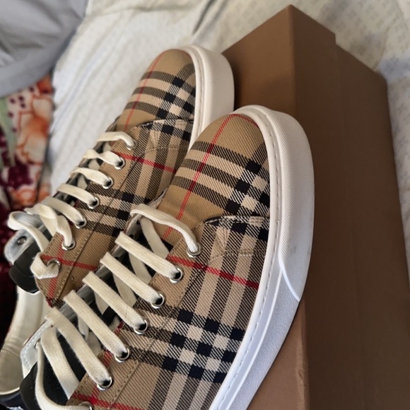 Fit me small they are a size 13 but fit a size 11 or 12 - Picture 3 of 6